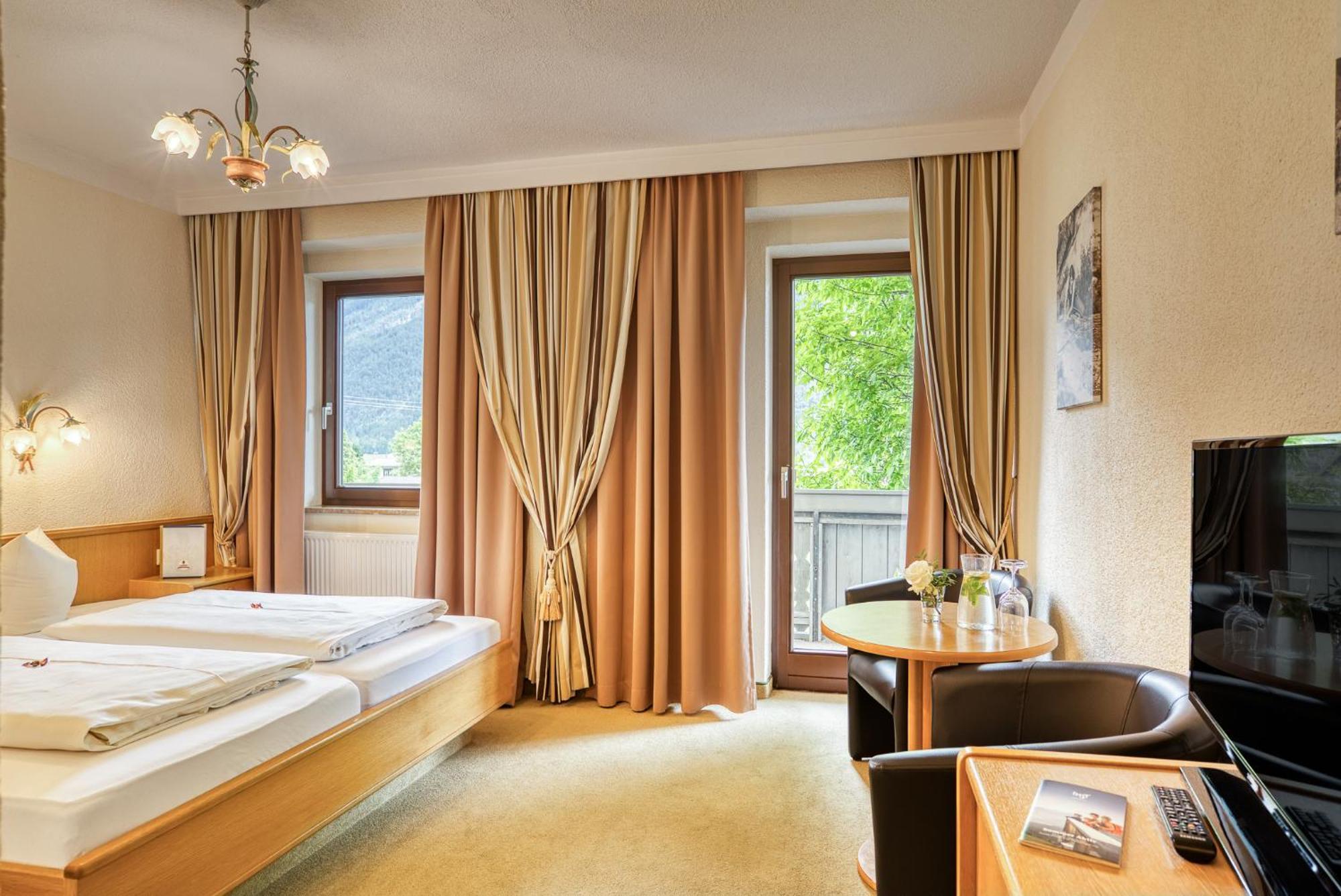 Hotel Zum Lamm Tarrenz Bagian luar foto