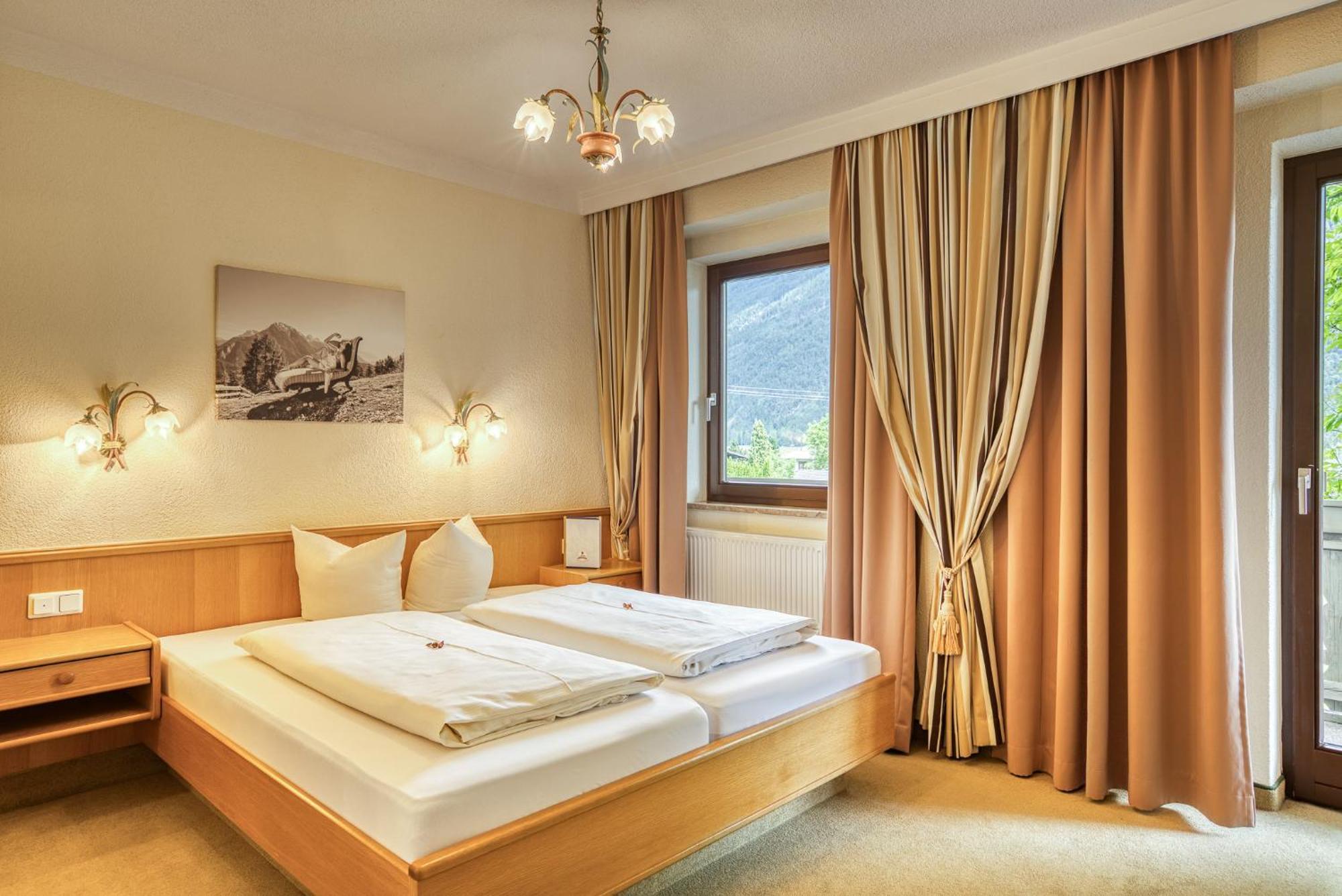 Hotel Zum Lamm Tarrenz Bagian luar foto